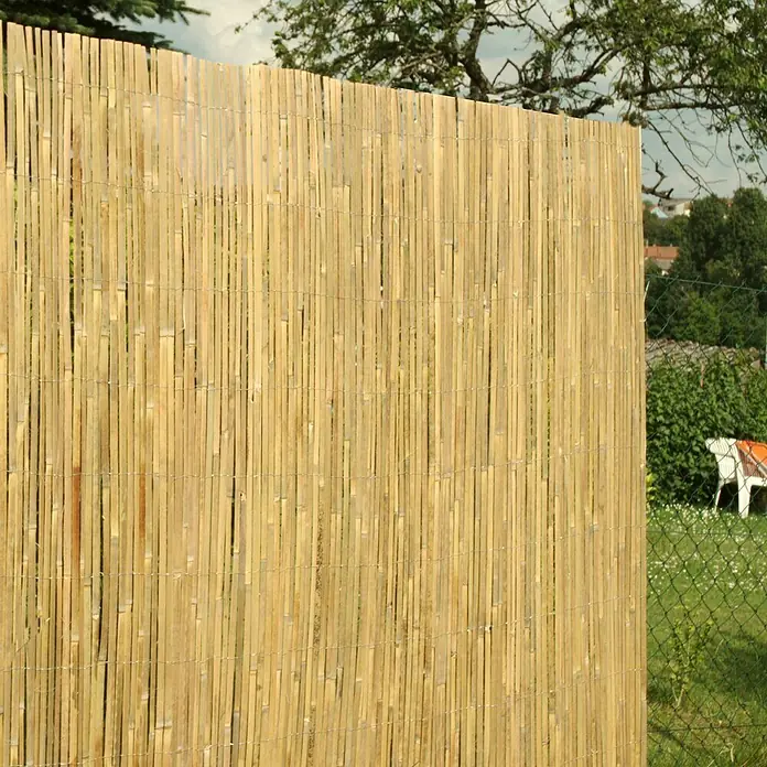 Gardol Sichtschutzmatte - 3 x 1,8 m - Ein Bambuszaun im Garten. Er bietet Privatsphäre und eine natürliche Optik. Die Bambusrohre sind dicht aneinandergereiht und durch Draht verbunden.