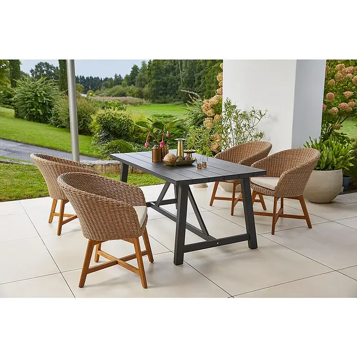 Sunfun Gartenmöbel-Set Melina/Pauline X-Fuß - 5 -tlg., Akazie, Aluminium, Polyrattan, Schwarz/Hellbraun - Gartentischgruppe mit vier Korbstühlen und einem Esstisch im Freien mit Blick auf einen üppigen Garten.