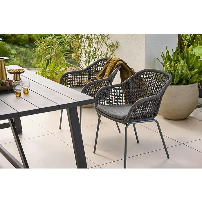 Sunfun Gartenmöbel-Set Melina/Sarah Rope - 5 -tlg., Akazie, Stahl, Olefin, Schwarz/Night-Grey - Moderne Gartensitzgruppe mit grauem Tisch und zwei Rattanstühlen mit grauen Kissen, die zum Entspannen im Freien einladen.