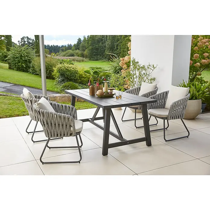 Sunfun Gartenmöbel-Set Melina/Maja - 5 -tlg., Akazie, Seilgeflecht, Schwarz/Grau-Beige - Gartenmöbelset mit einem Esstisch in Anthrazit und vier grauen Sesseln mit beigen Auflagen auf einer Terrasse.