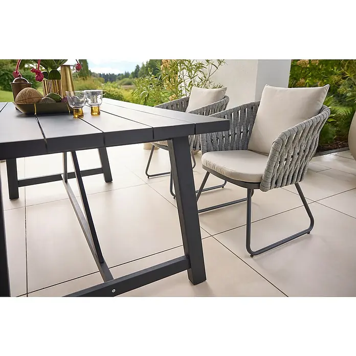 Sunfun Gartenmöbel-Set Melina/Maja - 5 -tlg., Akazie, Seilgeflecht, Schwarz/Grau-Beige - Ein moderner Gartentisch mit passenden Stühlen. Das Set besteht aus einem Tisch mit dunkler Platte und zwei Stühlen mit hellen Polstern.