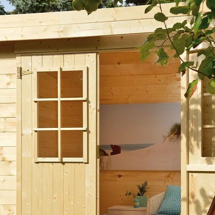 Kiehnholz Gartenhaus Eco-Lounge - Außenmaß inkl. Dachüberstand (B x T): 454 x 230 cm, Holz, Natur - Holzgartenhaus mit teilgeöffneter Tür, die einen Einblick auf eine gemütliche Sitzecke und ein Strandbild im Inneren ermöglicht.