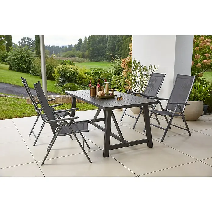 Sunfun Gartenmöbel-Set Melina/Maja Slim - 5 -tlg., Akazie, Aluminium, Textilene, Schwarz/Anthrazit - Eine elegante graue Gartengarnitur mit Tisch und Stühlen auf einer Terrasse, ideal für entspannte Stunden im Freien.