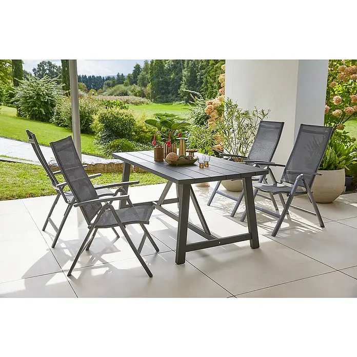 Sunfun Gartenmöbel-Set Melina/Maja - 5 -tlg., Akazie, Aluminium, Textilen, Schwarz/Anthrazit - Draußen-Szene mit einem grauen Gartentisch und passenden Stühlen auf einer gefliesten Terrasse.