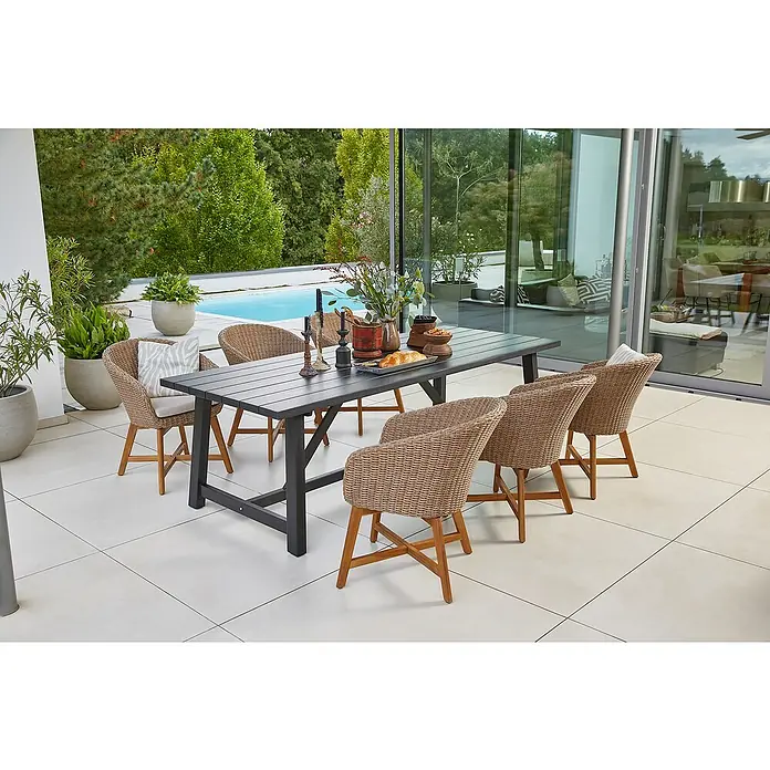 Sunfun Gartenmöbel-Set Melina/Pauline X-Fuß - 7 -tlg., Akazie, Aluminium, Polyrattan, Schwarz/Hellbraun - Ein Gartentisch mit sechs Korbstühlen auf einer Terrasse neben einem Pool. Perfekt für Mahlzeiten im Freien.