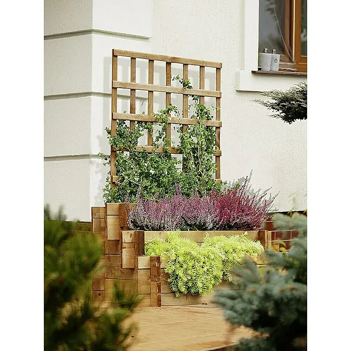 Pflanzkasten - Braun, Holz - Ein hölzernes Hochbeet mit Spalier und üppiger Bepflanzung in Lila, Grün und Gelb, das eine natürliche und lebendige Atmosphäre schafft.