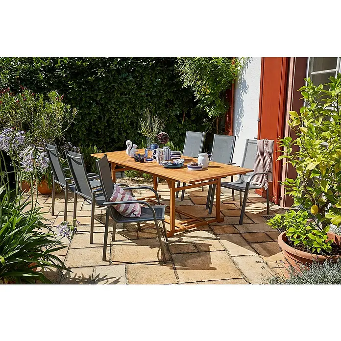 Sunfun Gartenmöbel-Set Diana/Maja - 7 -tlg., Akazie, Aluminium, Textilen, Naturbraun/Night-Grey - Ein einladender Außenbereich mit einem stilvollen Teakholztisch und passenden Stühlen, perfekt für Mahlzeiten im Freien.