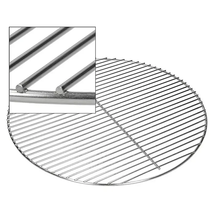 ECD Germany Grillrost Grillplatte 54,5 cm Rund mit Handgriffen witterungsbeständig - L x B: 54,5 x 54,5 cm, Edelstahl, Holz - Nahaufnahme eines runden Grillrosts aus Metall, ideal zum Grillen im Freien. Der Rost zeichnet sich durch seine robuste Bauweise aus.
