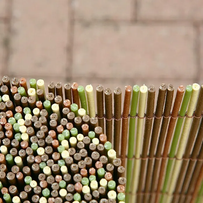 Gardol Balkonsichtschutz Eco - Bunt, Bambus Optik, 300 x 90 cm - Nahaufnahme einer dekorativen Bambusmatte in verschiedenen Farben, die eine natürliche und stilvolle Atmosphäre schafft.