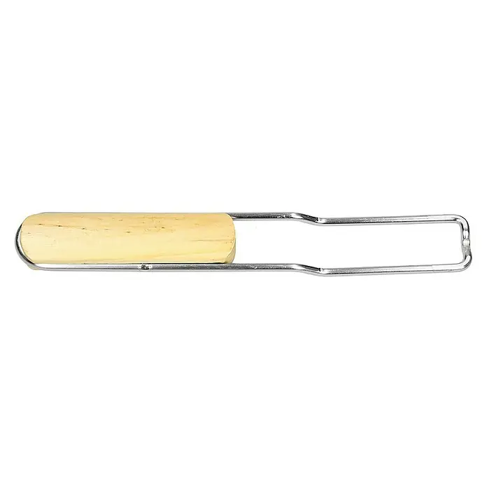 ECD Germany Grillrost Grillplatte 54,5 cm Rund mit Handgriffen witterungsbeständig - L x B: 54,5 x 54,5 cm, Edelstahl, Holz - Nahaufnahme eines Rollholzes mit Holzgriff und Metallrahmen, ein praktisches Werkzeug für die Zubereitung von Teigwaren und anderen kulinarischen Anwendungen.