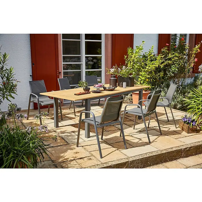 Sunfun Gartenmöbel-Set Carina/Gastro - 7 -tlg., Stahl, Akazie, Textilen, Night-Grey/Hellbraun - Gartentisch mit Stühlen auf einer Terrasse. Die Gartenmöbel aus Holz und Metall sind modern und laden zum Verweilen im Freien ein.