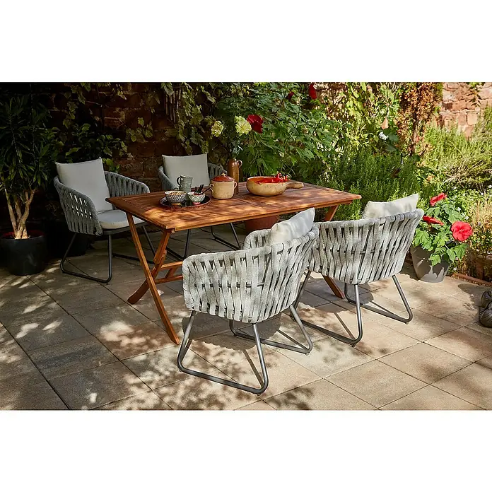 Sunfun Gartenmöbel-Set Diana/Maja Rope - 5 -tlg., Seilgeflecht, Akazie, Stahl, Grau-Beige/Natur - Ein einladender Outdoor-Essbereich mit einem Holztisch und vier grauen Korbsesseln auf einer gepflasterten Terrasse. Perfekt für Mahlzeiten im Freien.