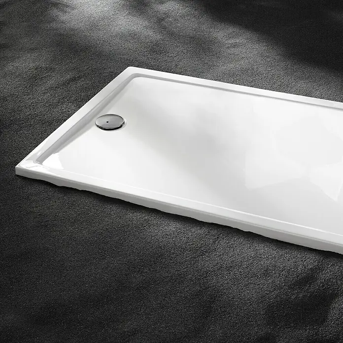 Camargue Altamira Duschwanne - L x B: 140 x 90 cm, Verbundwerkstoff, Weiß - Glänzend weiße Duschwanne mit rundem Abfluss auf dunklem Untergrund, ideal für moderne Badezimmerdesigns.