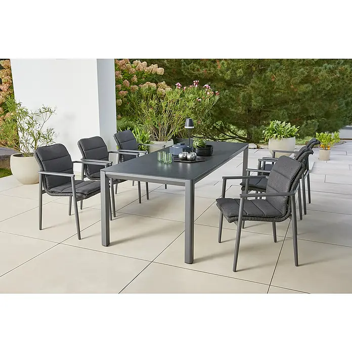 Sunfun Gartenmöbel-Set Maja/Solo Rope - 13 -tlg., Aluminium, Kunststoff, Olefin, Night-Grey - Draußen-Szene mit einem Esstisch-Set mit sechs Stühlen auf einer hellen Steinterrasse. Das Set hat ein modernes Design und ist in Grautönen gehalten.
