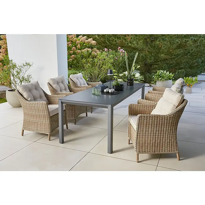 Sunfun Gartenmöbel-Set Maja/Pauline - 7 -tlg., Akazie, Aluminium, Polyrattan, Hellbraun/Night-Grey - Gartentisch mit Stühlen: Ein modernes Outdoor-Essset mit einem anthrazitfarbenen Tisch und sechs Korbstühlen mit hellen Polstern, ideal für stilvolle Gartenpartys.