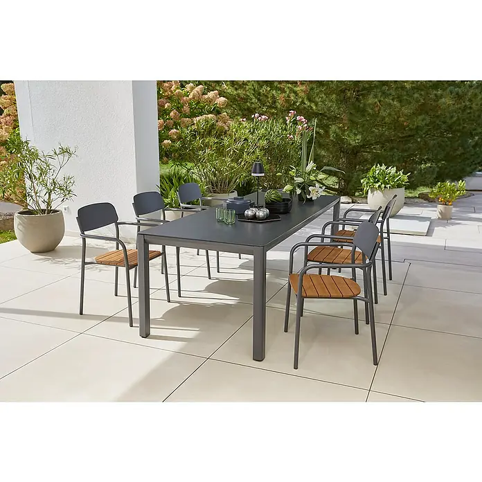 Sunfun Gartenmöbel-Set Maja/Gastro - 7 -tlg., Stahl, Aluminium, Polywood, Night-Grey - Modernes Gartenset mit anthrazitfarbenem Tisch und sechs Stühlen mit Holzsitzen auf einer hellen Terrasse.