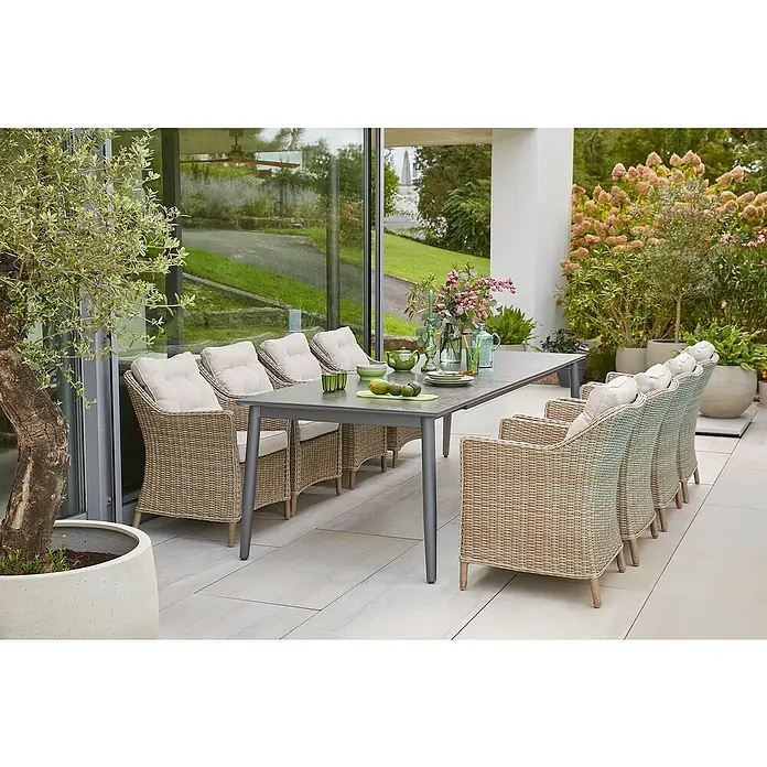 Sunfun Gartenmöbel-Set Solo/Pauline III - 9 -tlg., Aluminium, Sintered Stone, Polyrattan, Akazie, Beige/Night-Grey, Tischplatte ausziehbar - Elegante Gartensitzgruppe mit grauem Tisch und Korbstühlen mit Polsterauflagen für stilvolle Outdoor-Momente.