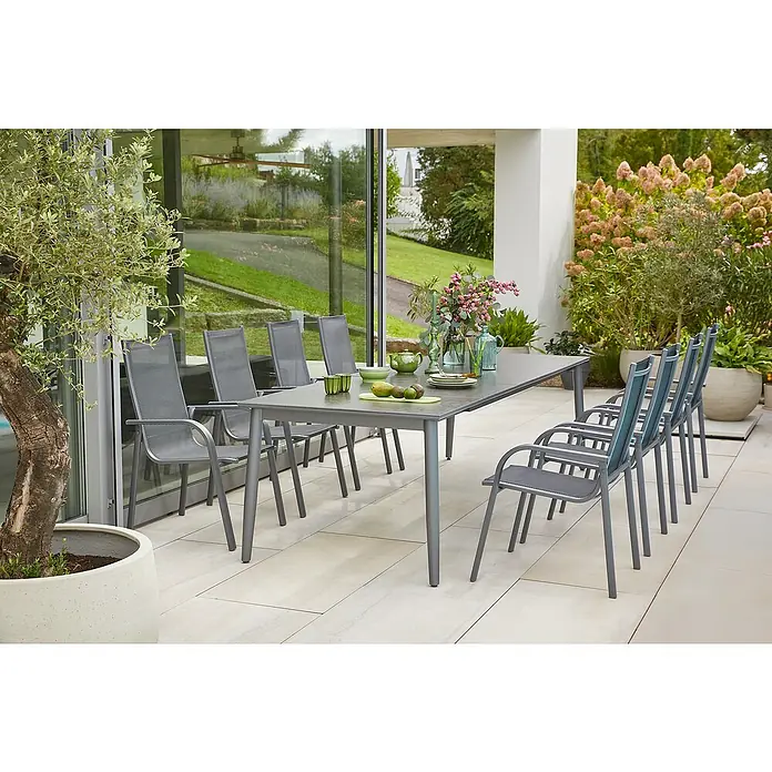 Sunfun Gartenmöbel-Set Solo/Maja - 9 -tlg., Aluminium, Sintered Stone, Kunststoff, Olefin, Night-Grey, Tischplatte ausziehbar - Elegantes graues Gartenset mit Esstisch und Stühlen auf einer Terrasse mit Pflanzen. Ideal für entspannte Stunden im Freien.