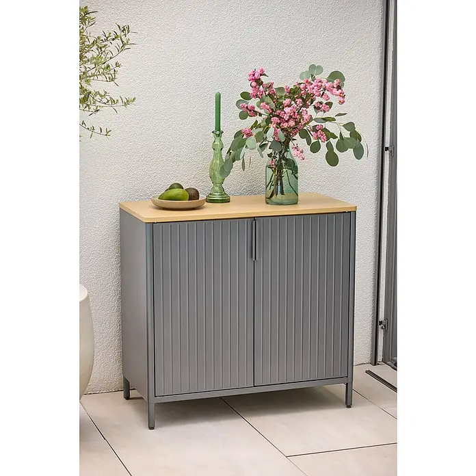 Sunfun Solo Garten-Aufbewahrungschrank - L x B x H: 90 x 46 x 86 cm, Stahl, Polywood, Night-Grey - Stilvoller grauer Outdoor-Schrank mit Holzplatte, dekoriert mit Blumen, Kerze und Obst.