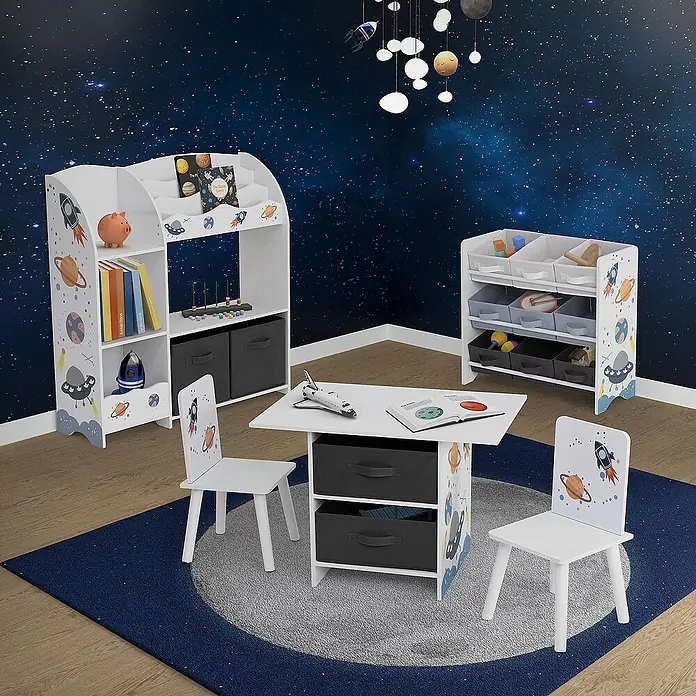 ECD Germany Holzregal Weltraum Bücherregal mit 8 Ablagen & 2 Boxen Pressspan / Vlies -  - Ein Kinderzimmer mit einem weißen Kindertisch, zwei Stühlen, einem Bücherregal und einem Spielzeug-Organizer mit Weltraum-Motiven.