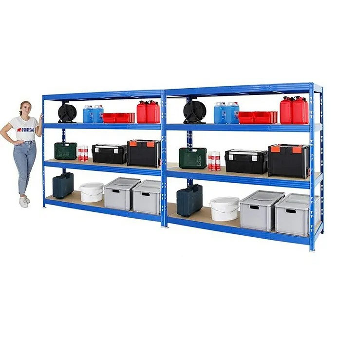 Proregal Schwerlastregal Mega Deal Profi RHINO - Traglast pro Boden: 500 kg, Anzahl Böden: 4 Stk., Stecken, Blau - Ein blaues Schwerlastregal mit vier Regalböden, gefüllt mit verschiedenen Behältern und Werkzeugen, neben einer Frau zur Größenreferenz.