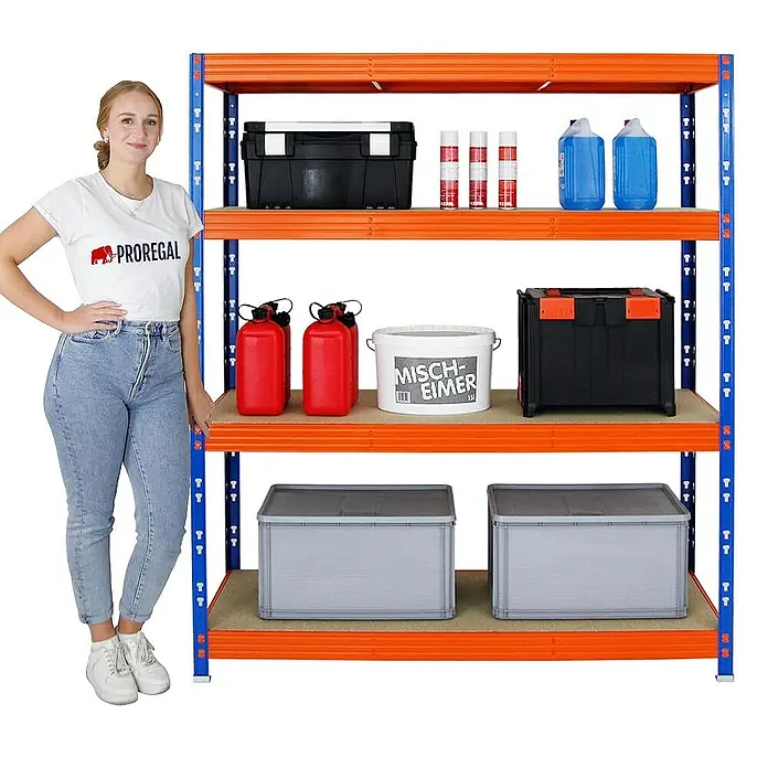 Proregal Schwerlastregal Profi RHINO - H x B x T: 180 x 160 x 60 cm, Traglast pro Boden: 500 kg, Anzahl Böden: 4 Stk., Stecken, Blau - Regal mit drei Ebenen und verschiedenen Gegenständen, daneben eine Frau mit weißem T-Shirt und Jeans, die lächelt.