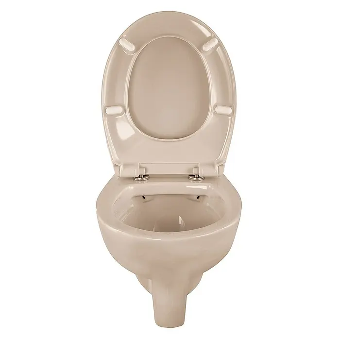 Calmwaters Wand-WC Spülrandlos mit Erhöhung - Spülrandlos, Ohne Spezialglasur, Spülform: Tief, WC Abgang: Waagerecht, Bahamabeige - Das Bild zeigt eine Nahaufnahme einer beigefarbenen, hängenden Toilette mit geöffnetem Deckel. Die Toilette hat ein modernes Design.