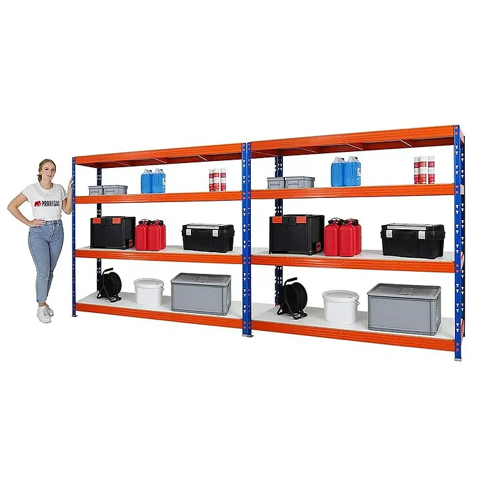 Proregal Schwerlastregal Mega Deal Profi RHINO - Traglast pro Boden: 500 kg, Anzahl Böden: 4 Stk., Stecken, Blau-Orange - Regal mit vier Ebenen und verschiedenen Aufbewahrungsbehältern, präsentiert neben einer Frau als Größenvergleich.