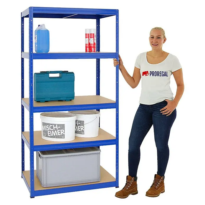 Proregal Schwerlastregal Mega Deal Slim Elephant M - H x B x T: 180 x 90 x 60 cm, Traglast pro Boden: 350 kg, Anzahl Böden: 5 Stk., Stecken, Blau - Regal mit fünf Ablagen, gefüllt mit Lagerbehältern und Reinigungsutensilien, daneben steht eine Frau.