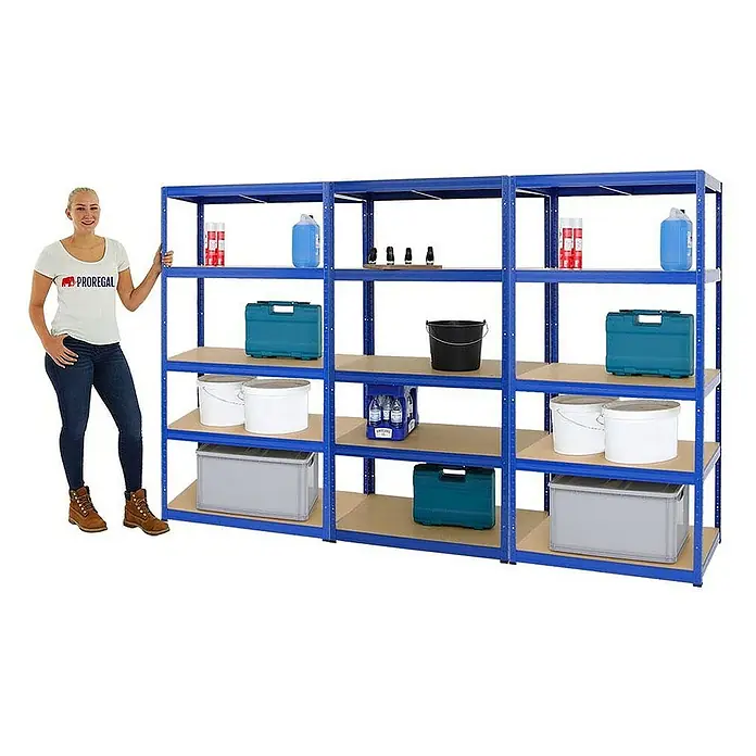 Proregal Schwerlastregal Mega Deal Slim Elephant M - H x B x T: 180 x 90 x 60 cm, Traglast pro Boden: 350 kg, Anzahl Böden: 5 Stk., Stecken, Blau - Ein blaues Schwerlastregal mit Holzregalböden, das mit verschiedenen Gegenständen beladen ist, wird von einer Frau begutachtet.