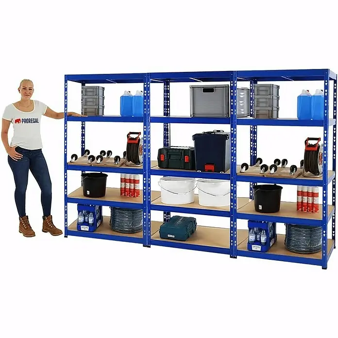 Proregal Schwerlastregal Mega Deal Tiger - H x B x T: 180 x 90 x 60 cm, Traglast pro Boden: 265 kg, Anzahl Böden: 5 Stk., Stecken, Blau - Ein großes, blaues Metallregal mit Holzregalböden, beladen mit verschiedenen Gegenständen, neben einer Frau.