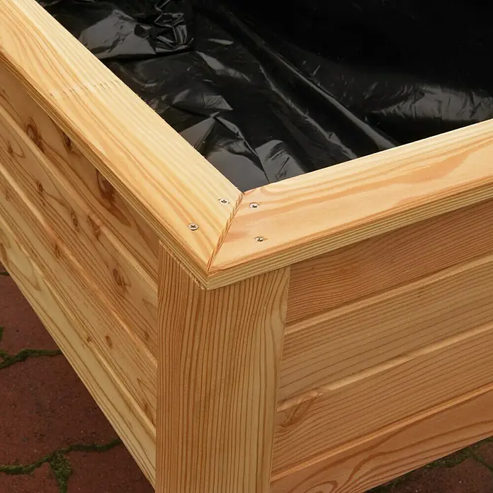 Hochbeet Rhombus - 100 x 58 x 75 cm, Holz, Natur - Nahaufnahme eines hölzernen Hochbeets mit schwarzer Auskleidung, das die Tischlerarbeiten und die Maserung des Holzes hervorhebt.