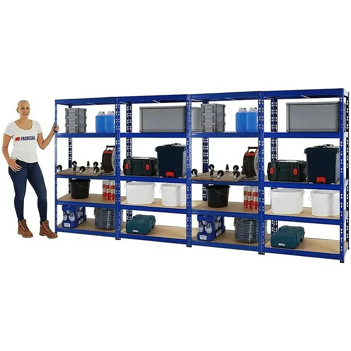 Proregal Schwerlastregal Mega Deal Tiger - Traglast pro Boden: 265 kg, Anzahl Böden: 5 Stk., Stecken, Blau - Lagerregal mit vier Ebenen, beladen mit verschiedenen Gegenständen, daneben steht eine Frau zur Größenreferenz.