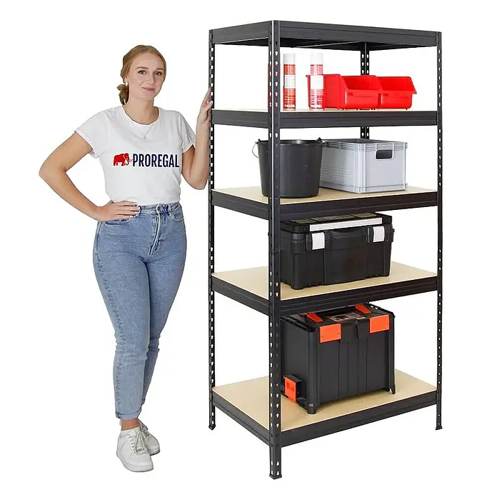 Proregal Schwerlastregal Rivet - H x B x T: 180 x 90 x 60 cm, Traglast pro Boden: 250 kg, Anzahl Böden: 5 Stk., Stecken, Schwarz - Ein Regal mit fünf Ebenen, gefüllt mit verschiedenen Werkzeugen und Behältern, steht neben einer Frau. Das Regal bietet viel Stauraum.