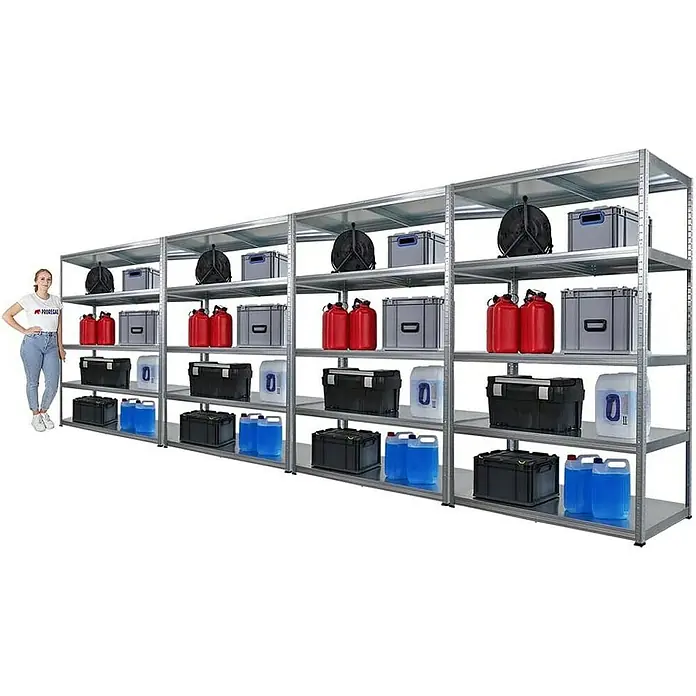 Proregal Metallregal Mega Deal Steel Eagle - Traglast pro Boden: 130 kg, Anzahl Böden: 5 Stk., Stecken, Verzinkt - Regal mit vier Ebenen, gefüllt mit verschiedenen Gegenständen wie Kanistern, Boxen und Taschen. Eine Frau steht daneben, um die Größe zu demonstrieren.