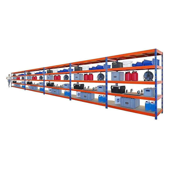 Proregal Schwerlastregal Mega Deal Profi RHINO - H x B x T: 200 x 200 x 60 cm, Traglast pro Boden: 500 kg, Anzahl Böden: 5 Stk., Stecken, Schwarz - Abbildung eines langen Regalsystems mit orangen Böden und blauen Rahmen, gefüllt mit Behältern und Kanistern verschiedener Farben und Größen.