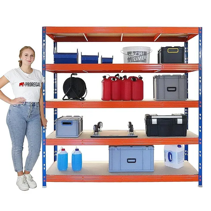 Proregal Schwerlastregal Mega Deal Profi RHINO - H x B x T: 200 x 200 x 60 cm, Traglast pro Boden: 500 kg, Anzahl Böden: 5 Stk., Stecken, Schwarz - Das Bild zeigt ein Schwerlastregal, das mit verschiedenen Behältern und Werkzeugen gefüllt ist. Die Regale sind stabil und gut sortiert.