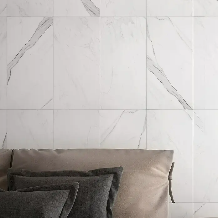 Opiart Feinsteinzeugfliese Blanco - 29,7 x 59,7 cm, Weiß, Glänzend - Elegante Marmorfliesen in Weiß mit grauen Adern verziert. Das Produkt verleiht jedem Raum ein luxuriöses Ambiente und ist zeitlos schön.