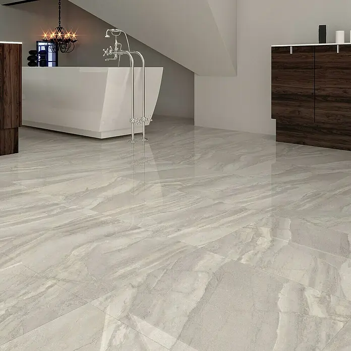 Opiart Feinsteinzeugfliese Gris - 59,7 x 59,7 cm, Hellgrau, Glänzend - Das Bild zeigt einen Badezimmerboden mit grauen Marmorfliesen, einer freistehenden Badewanne und einem dunklen Holzschrank.