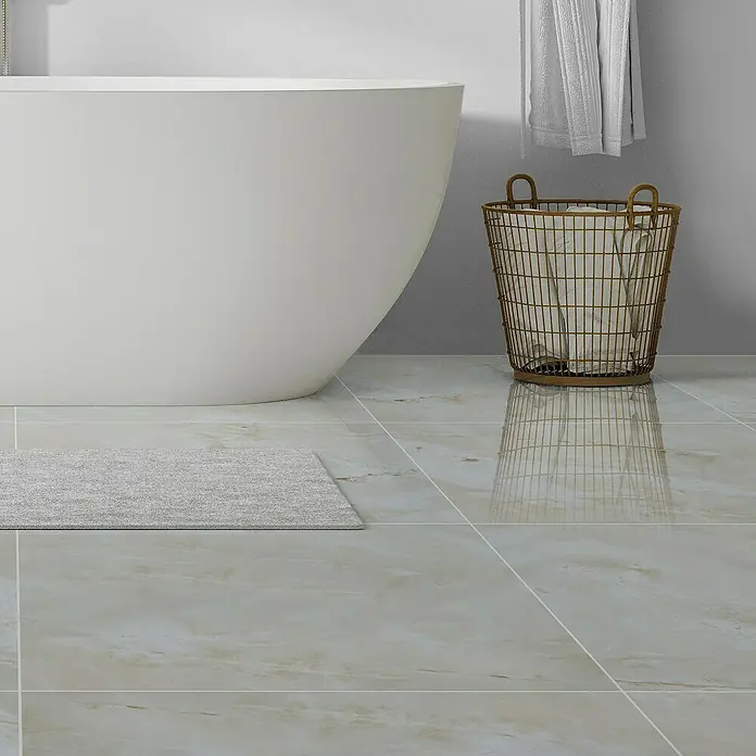 Opiart Feinsteinzeugfliese Crema - 59,7 x 59,7 cm, Beige, Glänzend - Elegante Badewanne mit Marmorboden, ergänzt durch einen stilvollen Wäschekorb und eine flauschige Badematte für Komfort und Ästhetik.