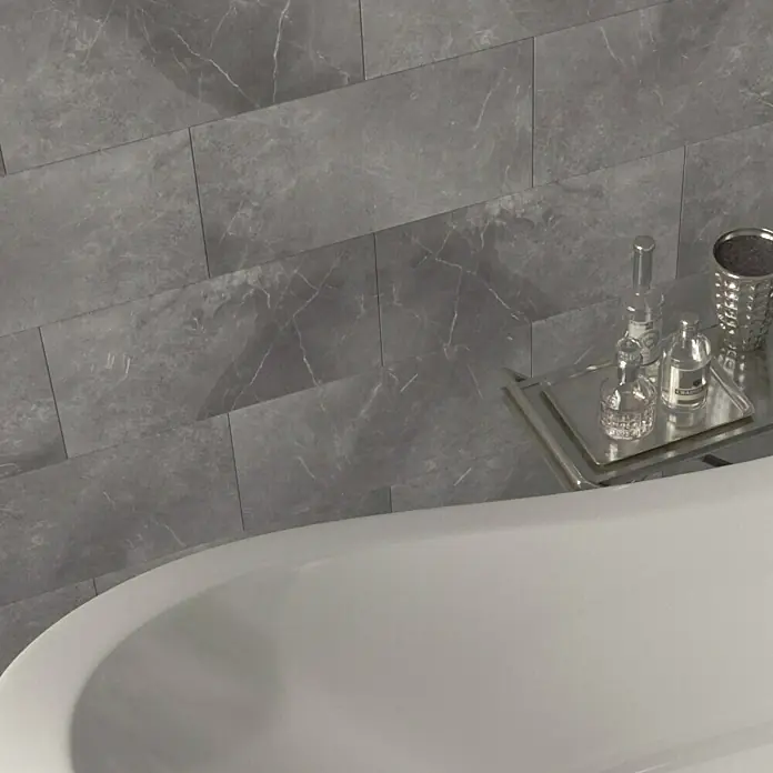 Opiart Feinsteinzeugfliese Silver - 29,7 x 59,7 cm, Silber, Glänzend - Die elegante Badewanne vor der marmorierten grauen Wand mit stilvoller Ablage für Badeaccessoires lädt zum Entspannen ein.