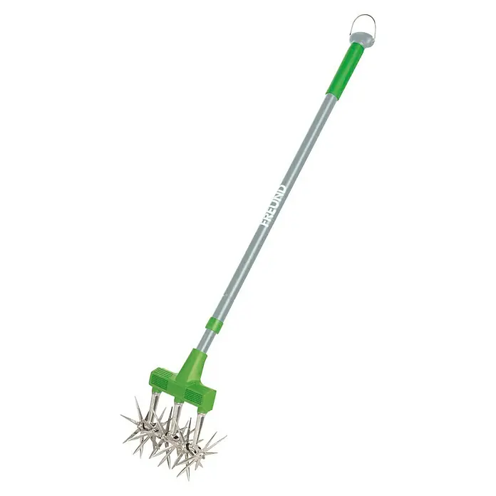 Freund Victoria Rollkultivator - Arbeitsbreite: 15 cm, Länge Stiel: 100 mm - 158 mm, Teleskopstiel, Stahl - Ein Freund Victoria Rasenlüfter mit einem langen Griff und Metallspitzen, der zur Belüftung des Rasens verwendet wird.