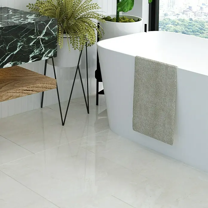 Opiart Feinsteinzeugfliese Crema - 29,7 x 59,7 cm, Beige, Glänzend - Ein Badezimmer mit einer freistehenden Badewanne, einem Handtuch und Pflanzen, die eine entspannende Atmosphäre schaffen.