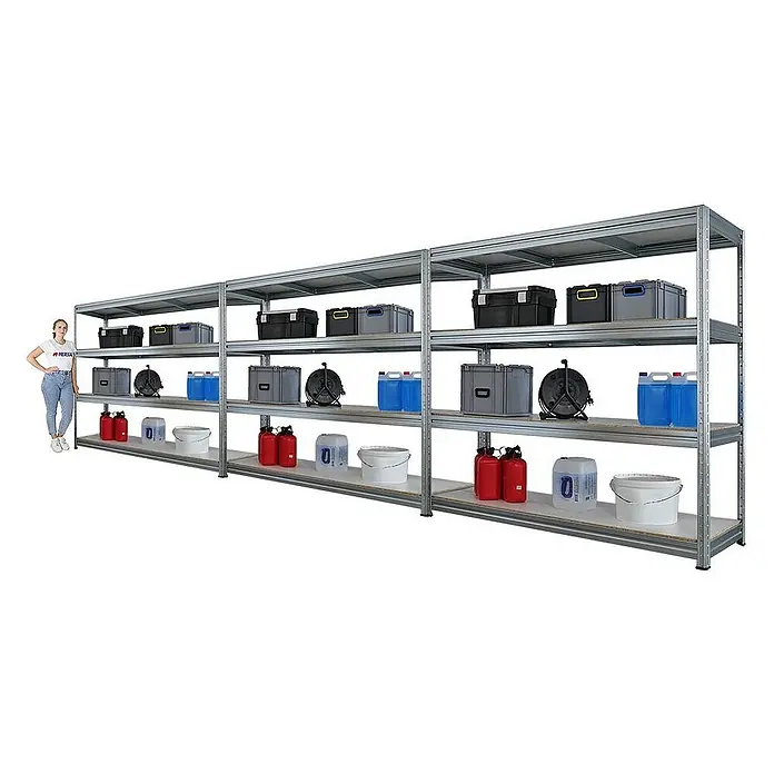 Proregal Schwerlastregal Mega Deal DINO - Traglast pro Boden: 500 kg, Anzahl Böden: 4 Stk., Stecken, Verzinkt - Lagerregal mit drei Ebenen, beladen mit Aufbewahrungsboxen, Kanistern und Eimern. Eine Frau steht daneben, um die Größe zu veranschaulichen.