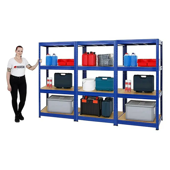 Proregal Schwerlastregal Mega Deal DINO - H x B x T: 180 x 90 x 60 cm, Traglast pro Boden: 600 kg, Anzahl Böden: 4 Stk., Stecken, Blau - Blaues Regal mit Holzregalböden, beladen mit Boxen und Kanistern, daneben eine Frau in schwarzer Hose und weißem T-Shirt.