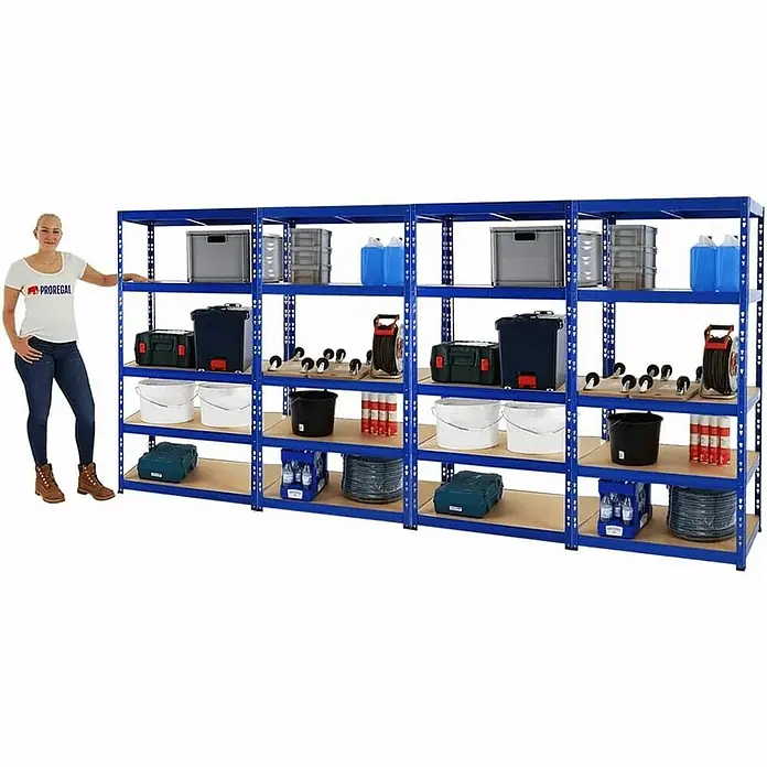 Proregal Schwerlastregal Mega Deal Tiger - H x B x T: 180 x 90 x 60 cm, Traglast pro Boden: 265 kg, Anzahl Böden: 5 Stk., Stecken, Blau - Vollständige Ansicht eines blauen Regalsystems mit fünf Ebenen, das mit verschiedenen Gegenständen gefüllt ist und neben einer Frau steht.