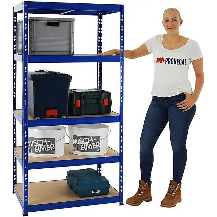 Proregal Schwerlastregal Mega Deal Tiger - H x B x T: 180 x 90 x 60 cm, Traglast pro Boden: 265 kg, Anzahl Böden: 5 Stk., Stecken, Blau - Abbildung eines blauen Metallregals mit fünf Ebenen, das mit verschiedenen Gegenständen gefüllt ist, neben einer Frau.