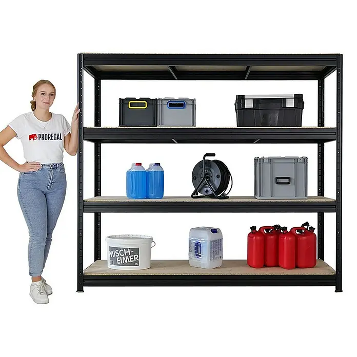 Proregal Schwerlastregal Mega Deal DINO - Traglast pro Boden: 500 kg, Anzahl Böden: 4 Stk., Stecken, Schwarz - Schwarzes Regal mit vier Ebenen, auf denen verschiedene Behälter und Werkzeuge stehen, und eine Frau daneben.