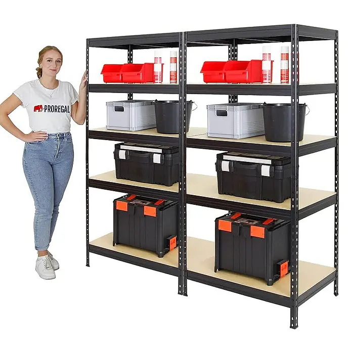 Proregal Schwerlastregal Mega Deal Rivet - Traglast pro Boden: 250 kg, Anzahl Böden: 5 Stk., Stecken, Schwarz - Zwei Regalsets mit vier Ebenen, gefüllt mit roten Boxen, grauen Kisten, schwarzen Werkzeugkisten und Eimern, neben einer Frau.