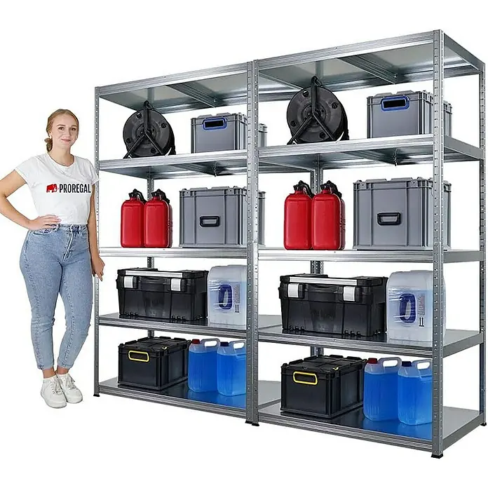 Proregal Metallregal Mega Deal Steel Eagle - Traglast pro Boden: 130 kg, Anzahl Böden: 5 Stk., Stecken, Verzinkt - Das Bild zeigt ein modulares Metallregalsystem mit fünf Ebenen, das mit verschiedenen Aufbewahrungsboxen und Behältern bestückt ist.